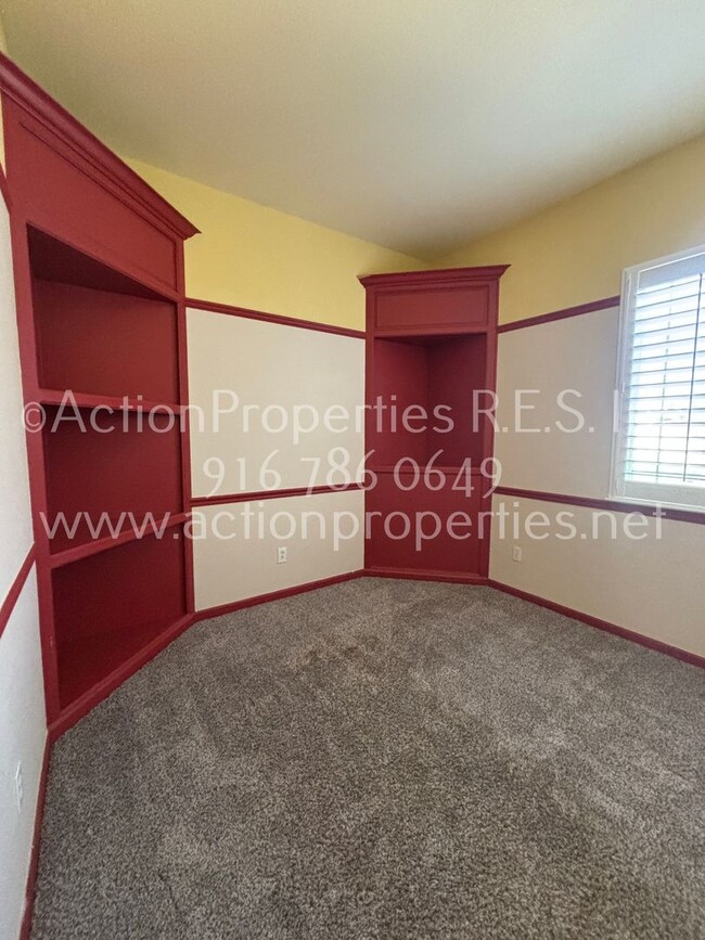 Building Photo - Single Story, Possible In-law or Great Hom...