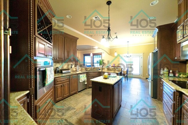 Building Photo - 3 Bedroom/3 Bathroom with bonus space in OKC