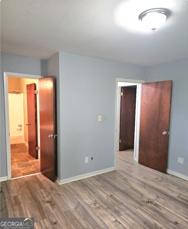 Building Photo - 5690 Deerfield Ct