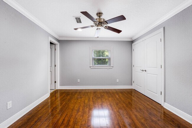 Building Photo - Hourglass District ~ Gorgeous 3/2.5 home w...