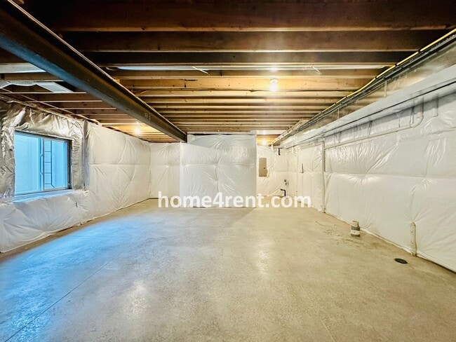 Building Photo - Nearly New Luxury Home in Blue Valley Schools!