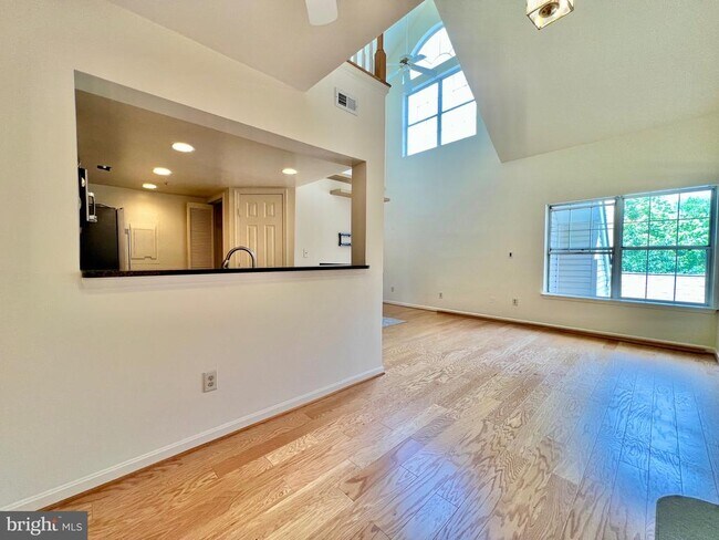 Building Photo - 927 Hillside Lake Terrace