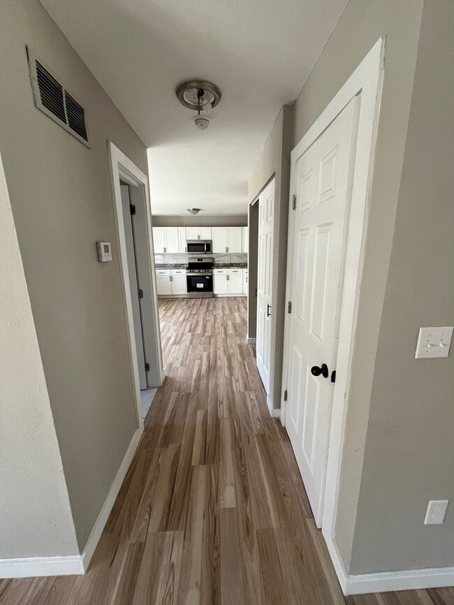 Building Photo - 3836 Country Club Dr