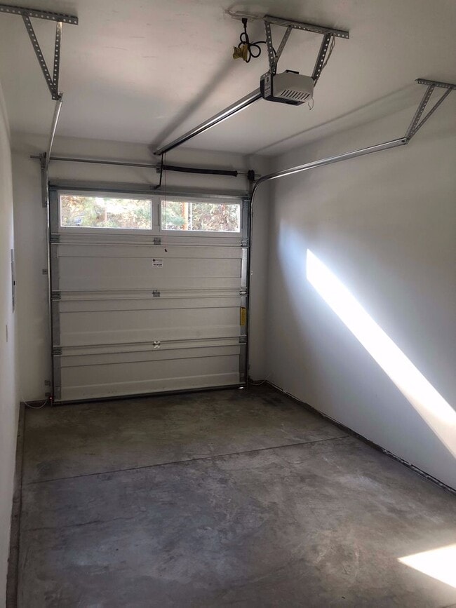 Building Photo - Duplex in Farmington Village