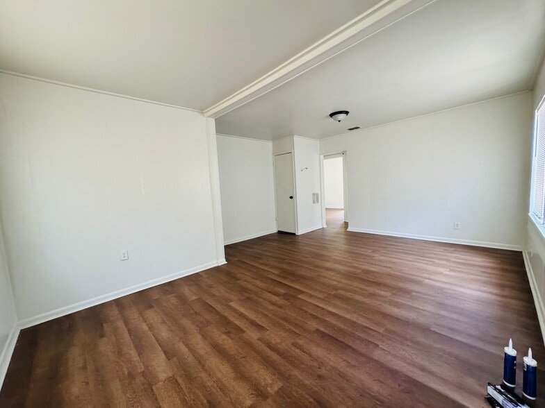 Building Photo - 1983 Lambert St