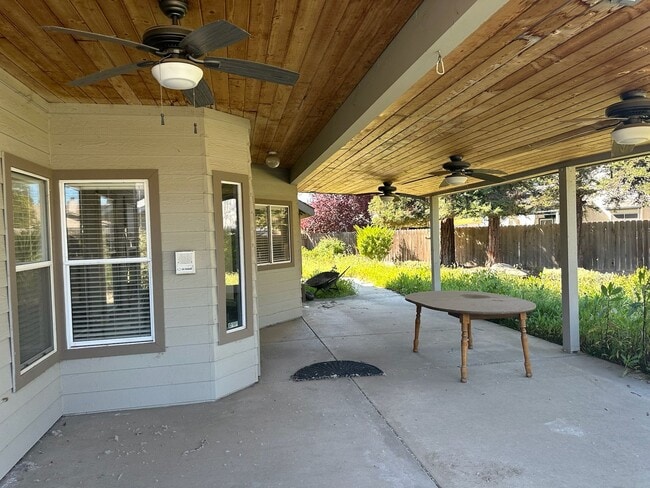 Building Photo - 511 Lone Oak Ct