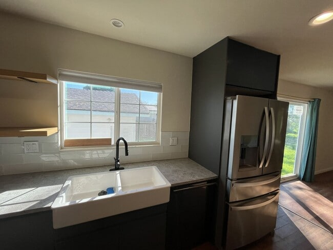 Building Photo - Recently renovated 2 bed 2 bath in Sacramento!