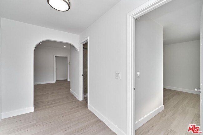 Building Photo - 536 N Oxford Ave