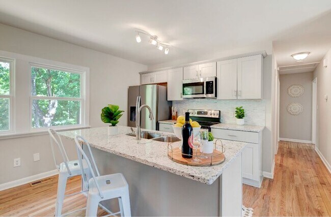 Building Photo - 2809 Newark Dr