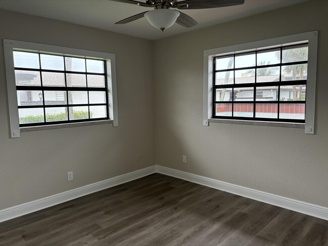 Building Photo - 255 Paradise Blvd