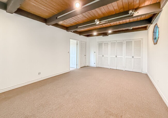 Building Photo - Calabasas 4BR w/pool + spa, views, solar panels + ALL appliances!