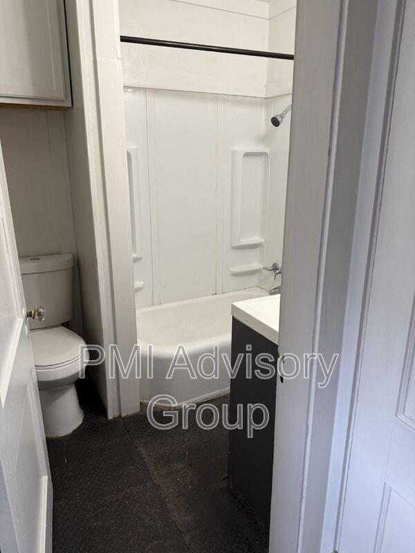 Building Photo - 700 SW Macvicar Ave