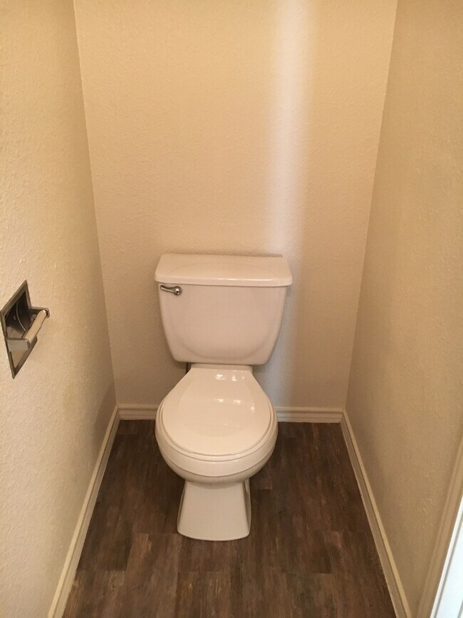 Building Photo - 2 WEEKS FREE RENT!!!! $795 PRICE IMPROVEMENT!!!!!