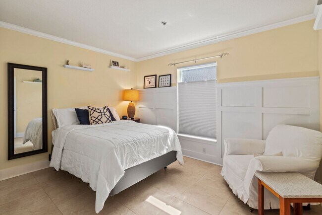 Building Photo - 2BR | 2Bath Central Sarasota Townhouse