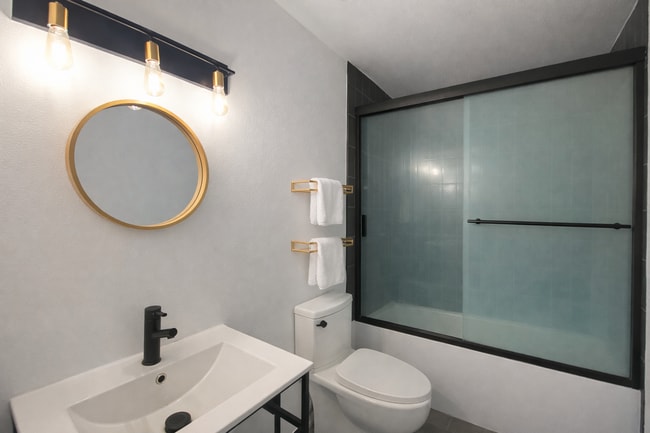 Building Photo - Open & Bright SW Portland 3 Bedroom Home - End Unit & Nature Views