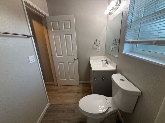 Building Photo - 3 Bedroom 3 Bath House *Move in special $1,000 off first months rent*