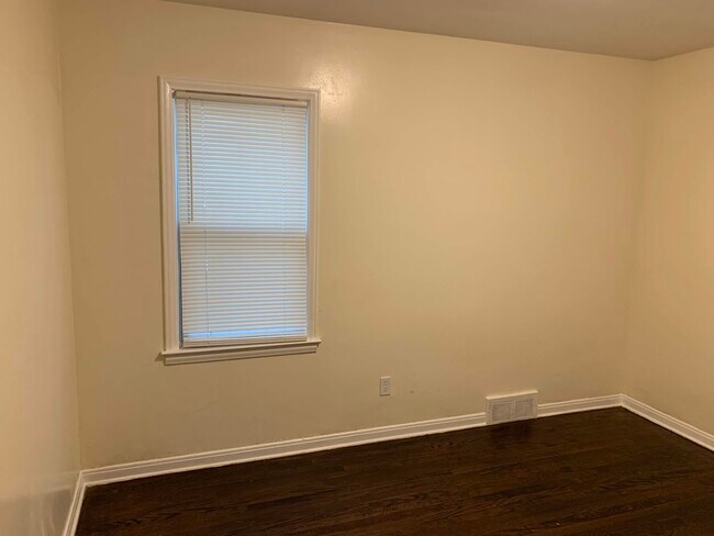 Building Photo - 17241 Shaftsbury Ave