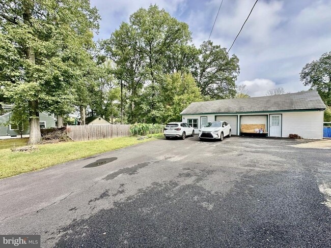 Building Photo - 633 Durham Rd