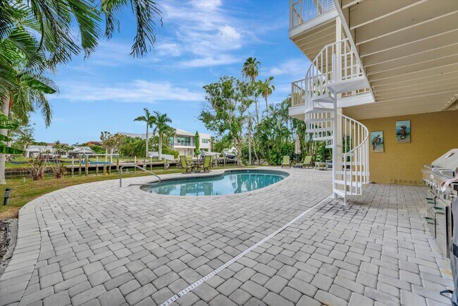 Building Photo - Stunning Annual Rental: Luxury Coastal Living on Longboat Key | 6 Bed | 5.5 bath | 4 car | Pool