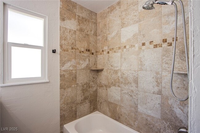 Building Photo - 1046 E Hassett Ave