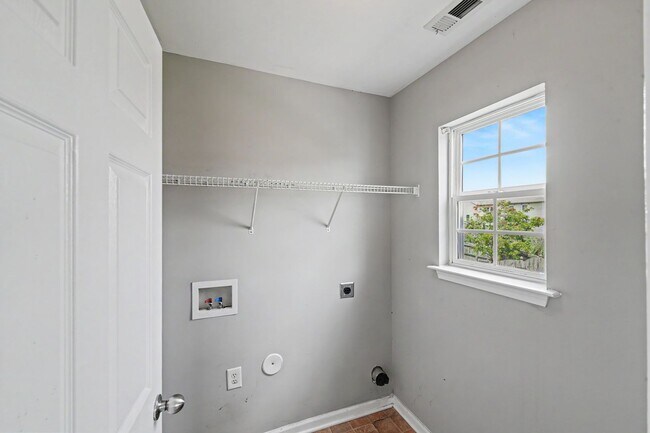 Building Photo - Spacious 4BR Home with Fenced Yard in University City!