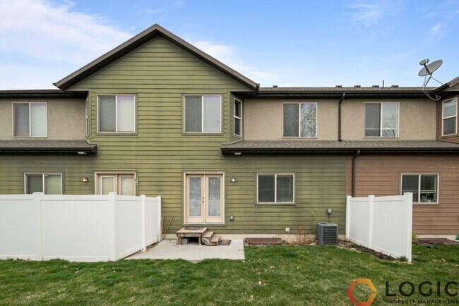 Building Photo - Beautiful Townhome in Midvale!