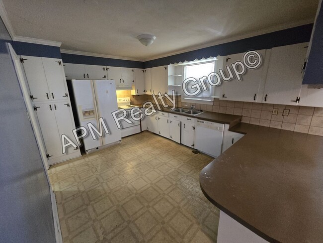Building Photo - Spacious two bedroom house off Two Notch