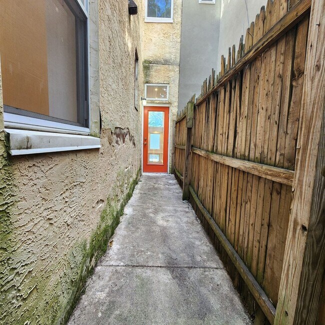 Building Photo - Bright and spacious one bedroom units in a great location in Brewerytown