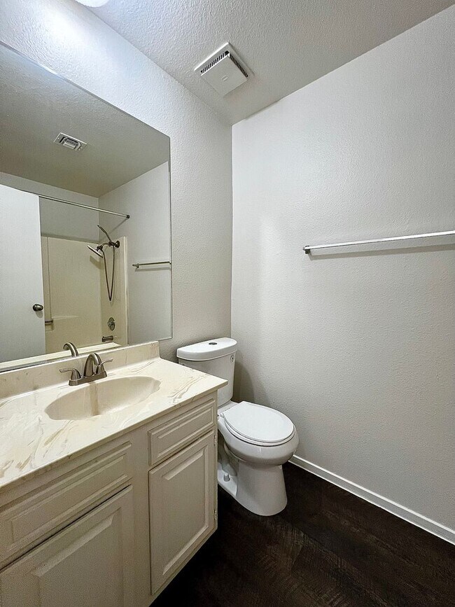 Building Photo - TWO BEDROOM TOWNHOME WITH VAULTED CEILING AND GRAND FRONT WINDOWS