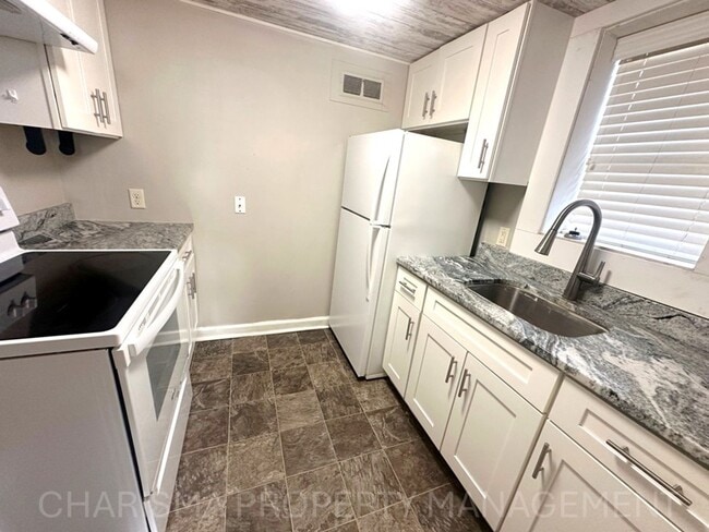 Building Photo - 917 Plex