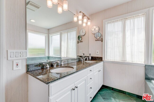 Building Photo - 10824 Westminster Ave