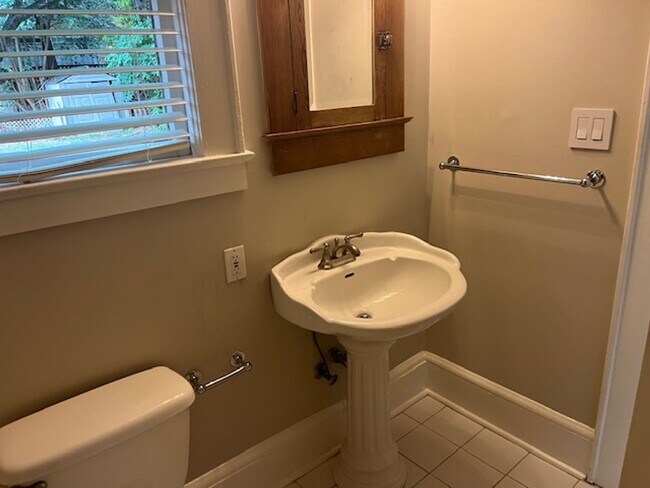 Building Photo - 3 bedroom, 2 bathroom