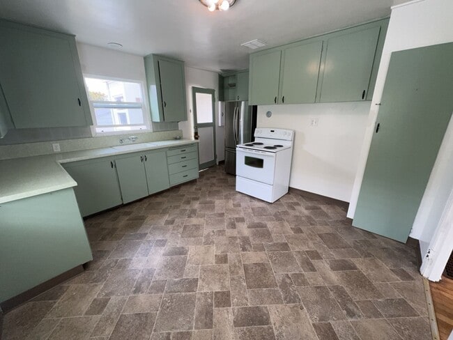 Building Photo - Pet-friendly Home Located in Eureka!