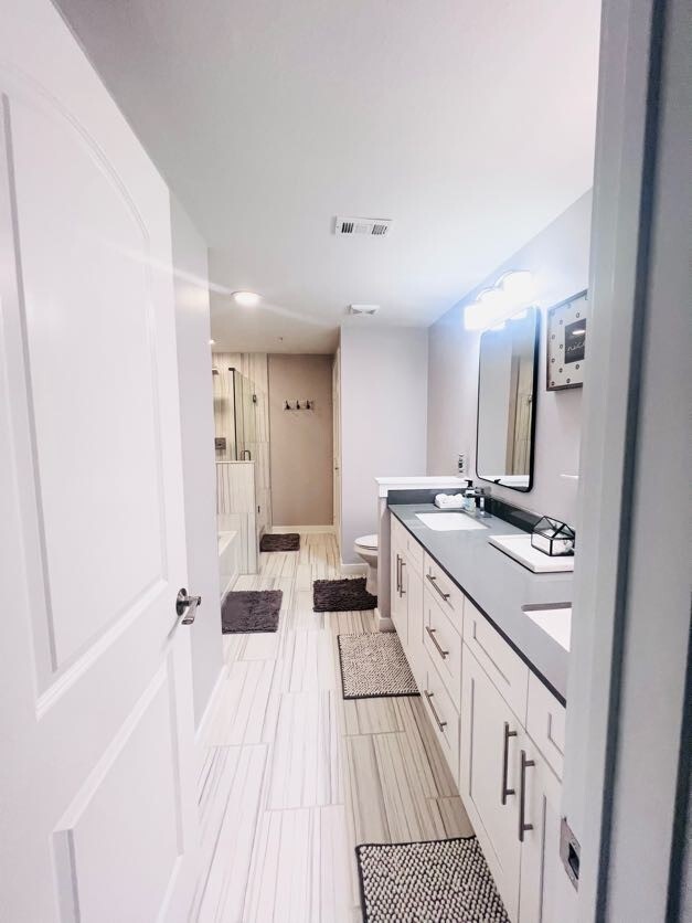 Master Bathroom double vanity - 1211 Beaconsfield Ln