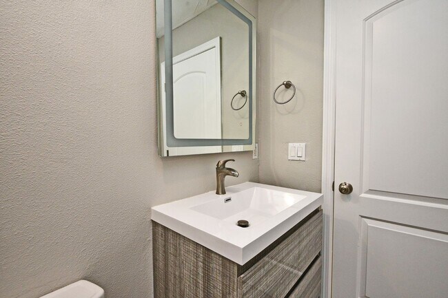 Building Photo - 621 Landings Pl