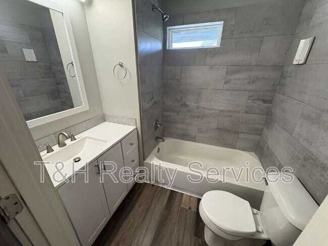 Building Photo - 639 N Gray St