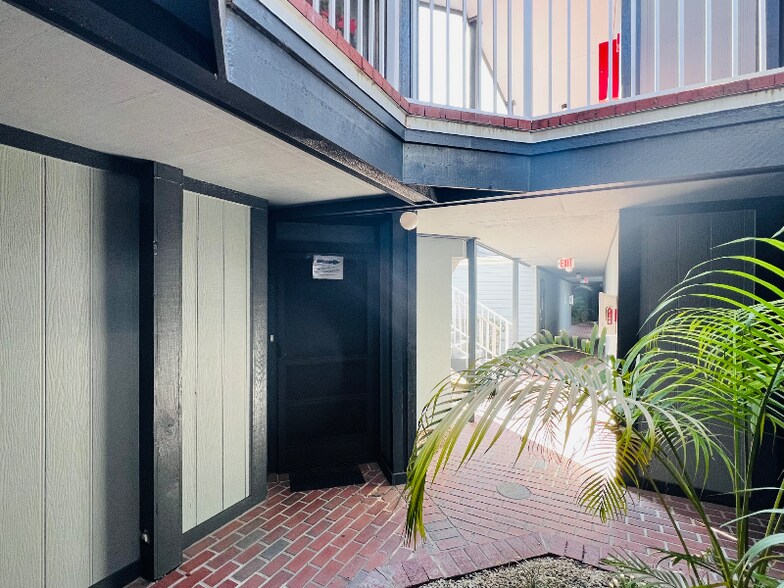 Building Photo - 3700 Southpointe Dr