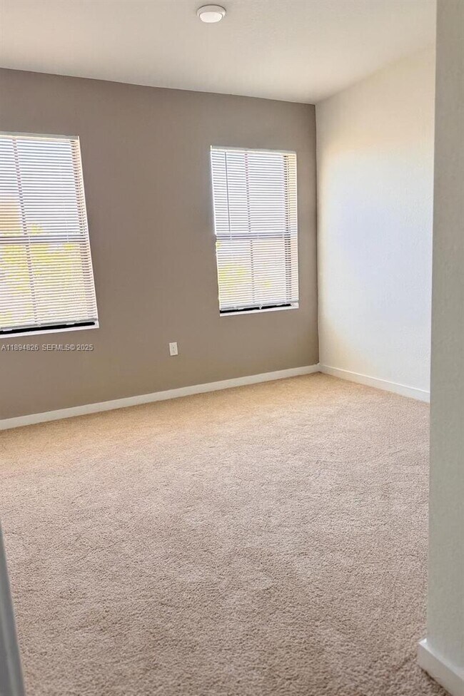 Building Photo - 1424 NE 3rd Ave