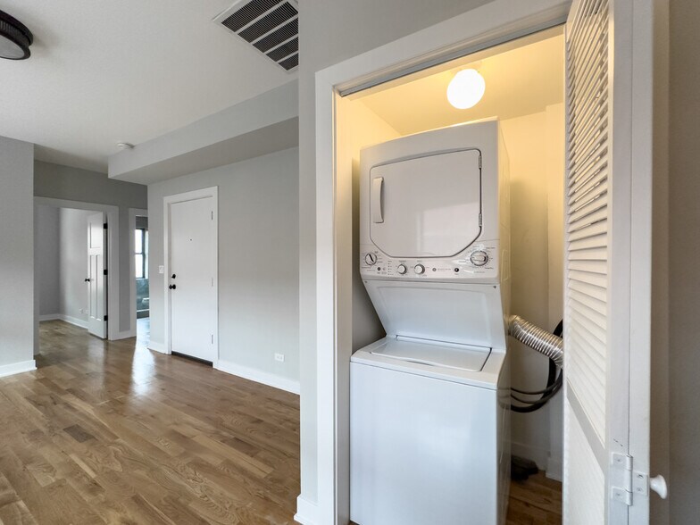 Building Photo - 2206 W Eastwood Ave