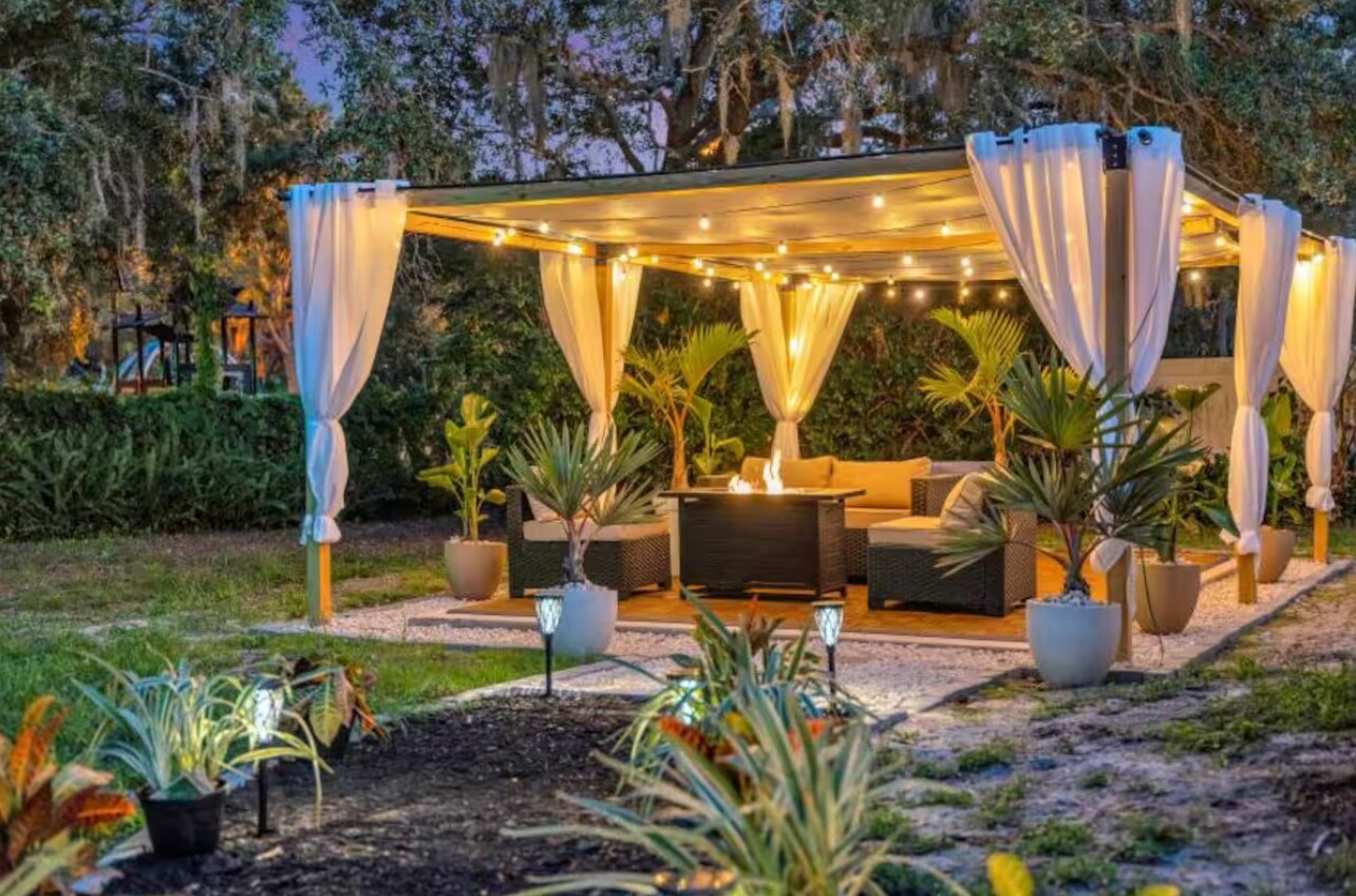 Backyard area. Amenities not included. - 423 Parkland Ave