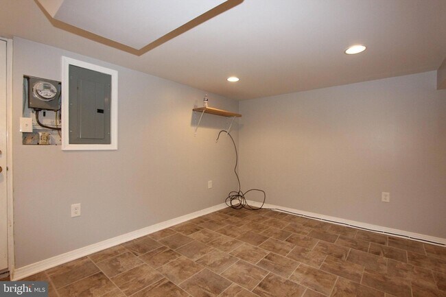 Building Photo - 1612 Sherwood Ave