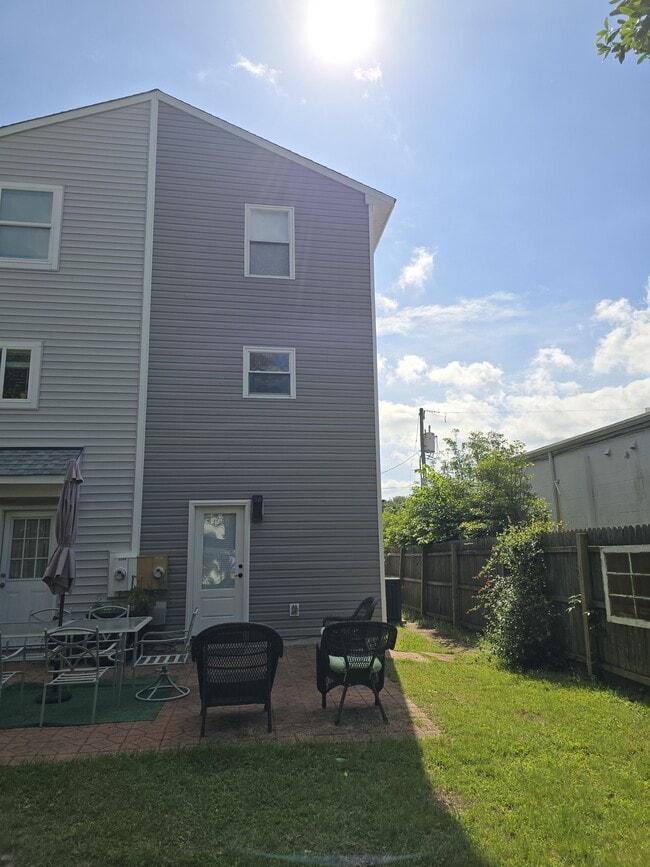 Building Photo - 2207 Rockbridge Rd