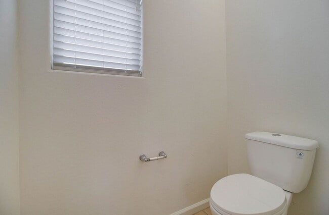 Building Photo - 1106 E Regent Dr