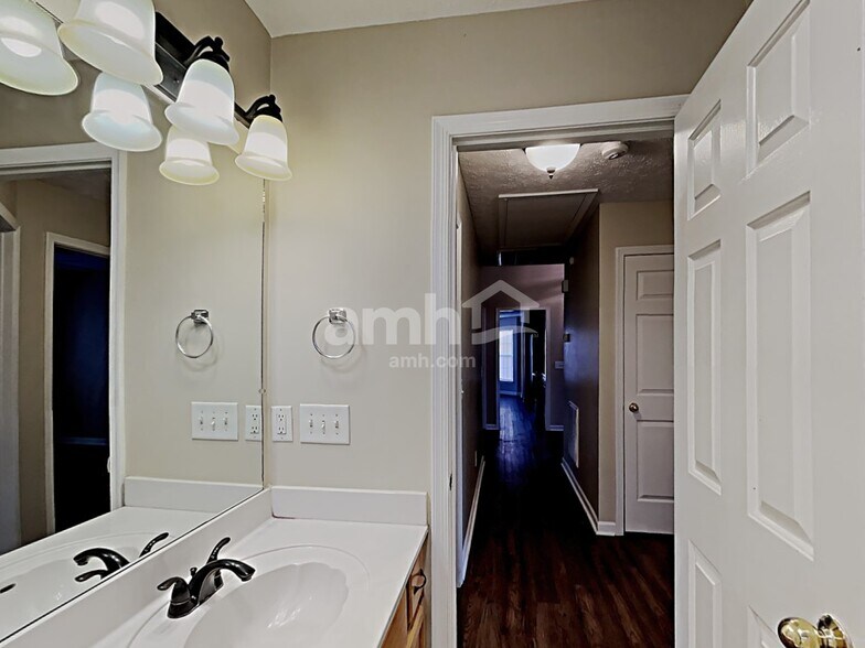 Building Photo - 2922 Wills Ct