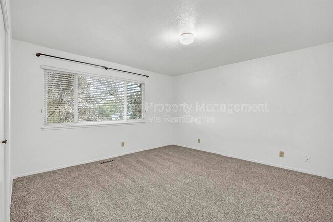 Building Photo - 215 2nd St