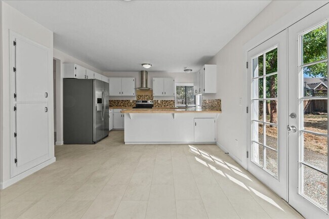 Building Photo - Renovated 4-bdrm, 2-bath Tualatin home—Corner lot, fenced yard, & prime location