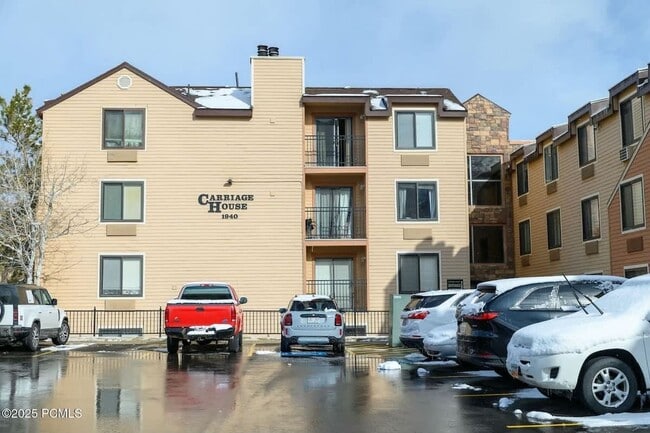 Building Photo - Carriage House Furnished Condo Available Now