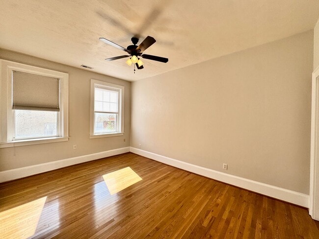 Building Photo - Amazing Garden-Style Condo Available NOW! ...