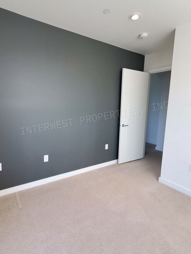 Building Photo - PERE02--*