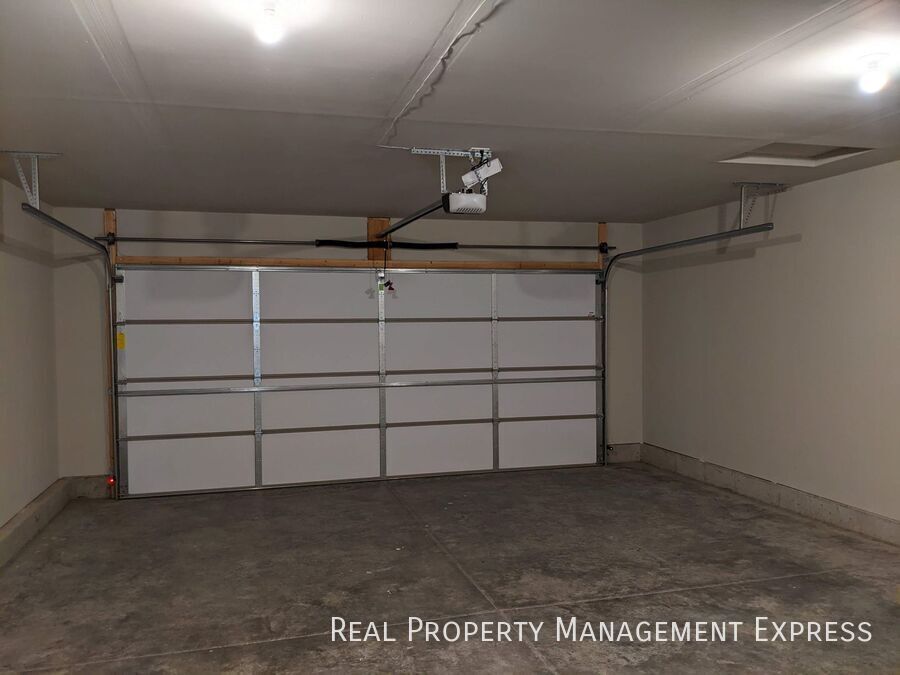 Building Photo - 3 Bedroom 2.5 Bathroom Single Family Townhome